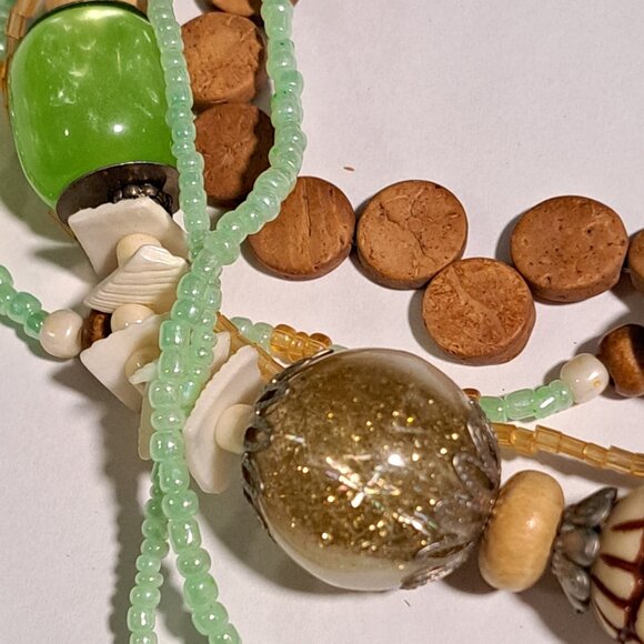 Green beaded necklace with wood beads with a metal clasp funky chunky large bead - Picture 3 of 7